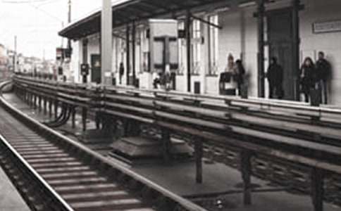 高一记事作文:火车站里的汽笛声