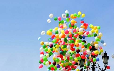 《窗前的气球》课后习题