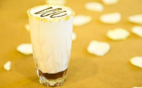 秋天第一杯奶茶句子