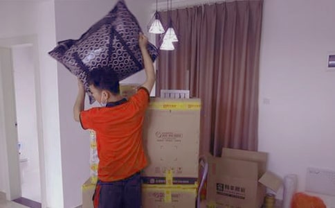 蚂蚁搬家四年级作文