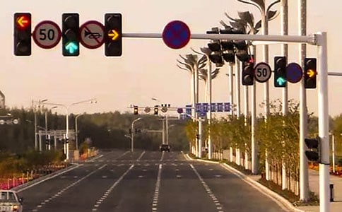 六年级想象作文700字 我想三只眼--红绿灯的自述