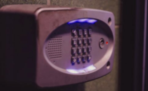 摁门铃的男孩作文素材