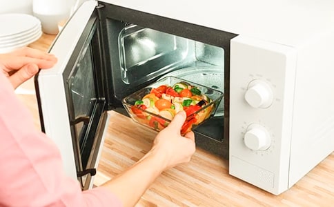 微波炉是怎样把食物加热的