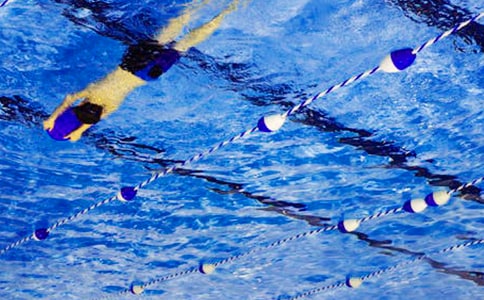 为什么运动员要穿钉子鞋